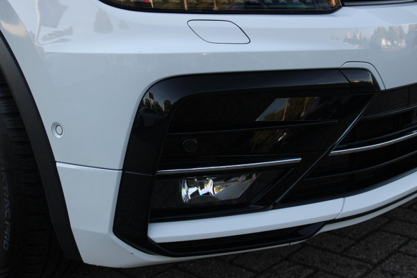 Volkswagen Tiguan 1.5 TSI 150PK AUTOMAAT HIGHLINE BUSINESS R | PANORAMA SCHUIF/KANTEL DAK | LEDEREN BEKLEDING | BESTUUDERSSTOEL ELEKTRISCH VERSTELBAAR MET GEHEUGENFUNCTIE | ELEKTRISCH WEGKLAPBARE TREKHAAK | IQ LIGHT KOPLAMPEN | VIRTUAL DISPLAY | DRAADLOZE APPLE CARPLAY/ANDROID AUTO | NAVIGATIE | 19" LICHTMETALEN VELGEN | ELEKTRISCH BEDIENBARE ACHTERKLEP | GETINTE ACHTERRUITEN | CAMERA VOOR + ACHTER | PARKEERSENSOREN VOOR + ACHTER | STOEL VERWARMING |