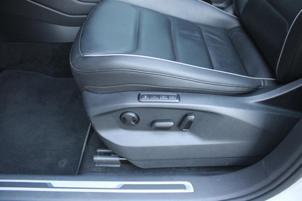 Volkswagen Tiguan 1.5 TSI 150PK AUTOMAAT HIGHLINE BUSINESS R | PANORAMA SCHUIF/KANTEL DAK | LEDEREN BEKLEDING | BESTUUDERSSTOEL ELEKTRISCH VERSTELBAAR MET GEHEUGENFUNCTIE | ELEKTRISCH WEGKLAPBARE TREKHAAK | IQ LIGHT KOPLAMPEN | VIRTUAL DISPLAY | DRAADLOZE APPLE CARPLAY/ANDROID AUTO | NAVIGATIE | 19" LICHTMETALEN VELGEN | ELEKTRISCH BEDIENBARE ACHTERKLEP | GETINTE ACHTERRUITEN | CAMERA VOOR + ACHTER | PARKEERSENSOREN VOOR + ACHTER | STOEL VERWARMING |