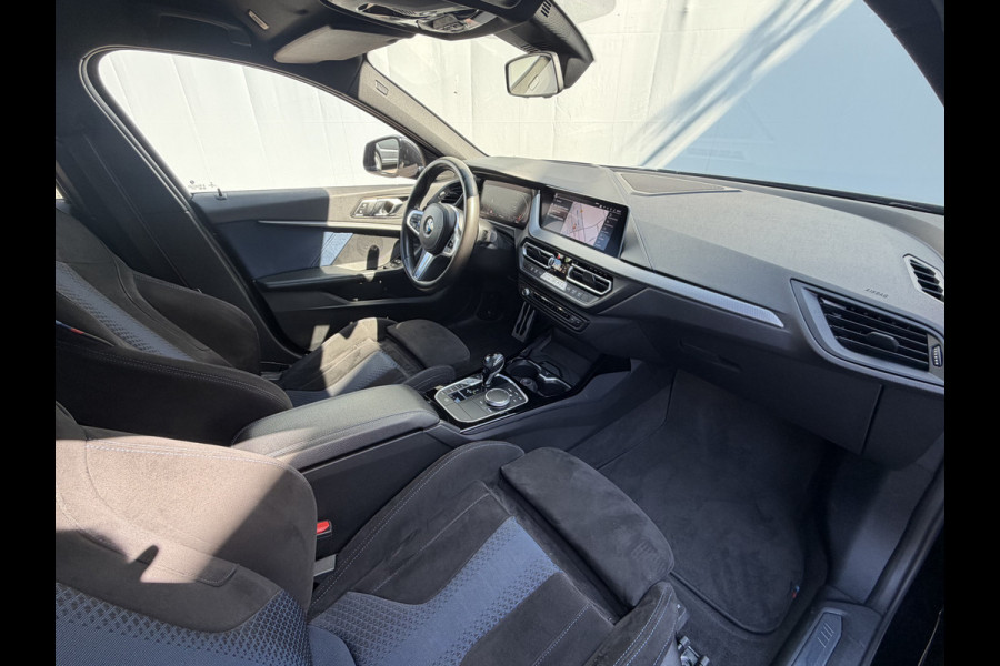 BMW 1-serie 118i Executive Edition M-Sport Zetels HUD Adapt.Cruise Carplay Camera Uitstraling!
