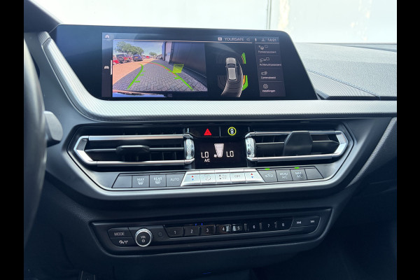 BMW 1-serie 118i Executive Edition M-Sport Zetels HUD Adapt.Cruise Carplay Camera Uitstraling!