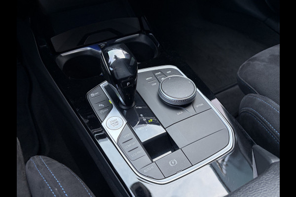 BMW 1-serie 118i Executive Edition M-Sport Zetels HUD Adapt.Cruise Carplay Camera Uitstraling!