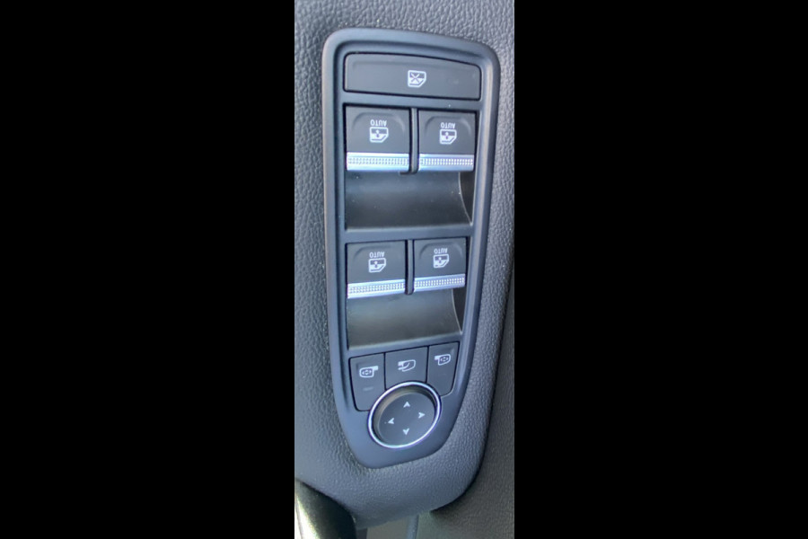Renault Captur 1.6 E-Tech 160 Initiale Paris/ Leder/ Bose/ Adaptive CC/ full option/ 1e eigenaar/ 4-season banden/ Plug-in Hybrid