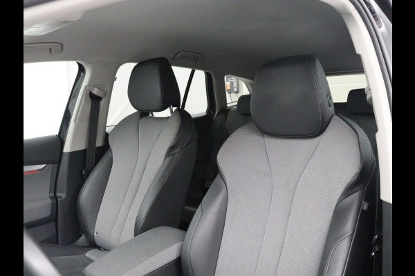 Škoda Enyaq iV 60 | SOH 92,0% | Half leder | Stuur/stoel verwarming | Adaptive cruise | Carplay | Sfeerverlichting | Climate control | Camera | Park assist | Trekhaak