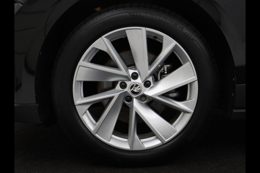 Škoda Enyaq iV 60 | SOH 92,0% | Half leder | Stuur/stoel verwarming | Adaptive cruise | Carplay | Sfeerverlichting | Climate control | Camera | Park assist | Trekhaak