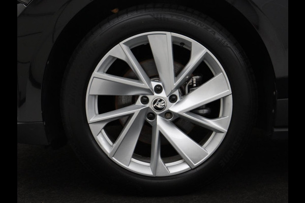 Škoda Enyaq iV 60 | SOH 92,0% | Half leder | Stuur/stoel verwarming | Adaptive cruise | Carplay | Sfeerverlichting | Climate control | Camera | Park assist | Trekhaak