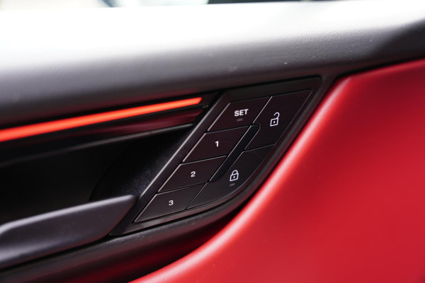 Porsche Macan 4 100 kWh / NL-Auto / Luchtvering / Bose / 22 Inch