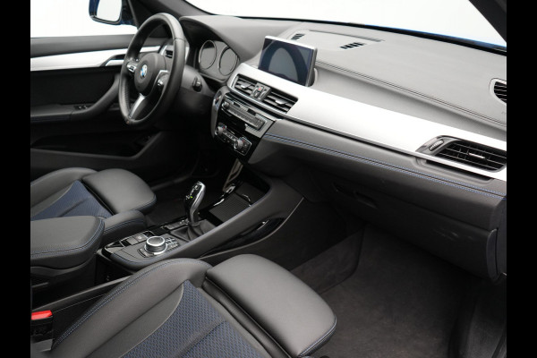 BMW X1 sDrive20i M Sport 192pk Misano Blauw Metallic | Trekhaak Afn. | Sportstoelen Verwarmd | Navi Pro | Sfeerverlichting | Apple Carplay | Camera | LED Koplampen | 18"L.M | M Sportstuur | Cruise Control |