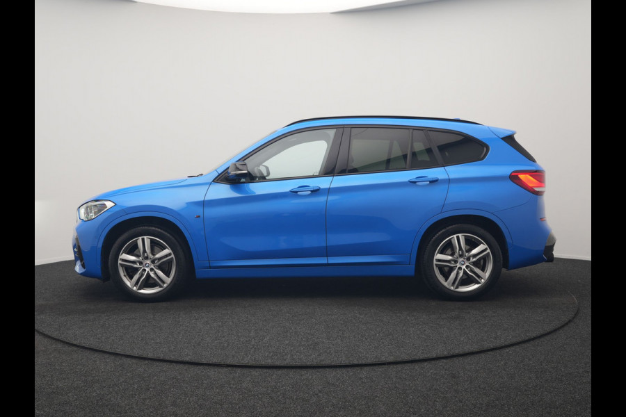 BMW X1 sDrive20i M Sport 192pk Misano Blauw Metallic | Trekhaak Afn. | Sportstoelen Verwarmd | Navi Pro | Sfeerverlichting | Apple Carplay | Camera | LED Koplampen | 18"L.M | M Sportstuur | Cruise Control |