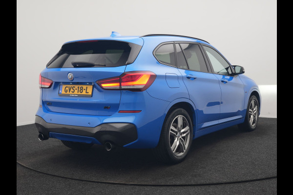 BMW X1 sDrive20i M Sport 192pk Misano Blauw Metallic | Trekhaak Afn. | Sportstoelen Verwarmd | Navi Pro | Sfeerverlichting | Apple Carplay | Camera | LED Koplampen | 18"L.M | M Sportstuur | Cruise Control |