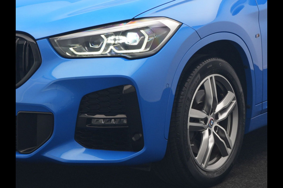 BMW X1 sDrive20i M Sport 192pk Misano Blauw Metallic | Trekhaak Afn. | Sportstoelen Verwarmd | Navi Pro | Sfeerverlichting | Apple Carplay | Camera | LED Koplampen | 18"L.M | M Sportstuur | Cruise Control |