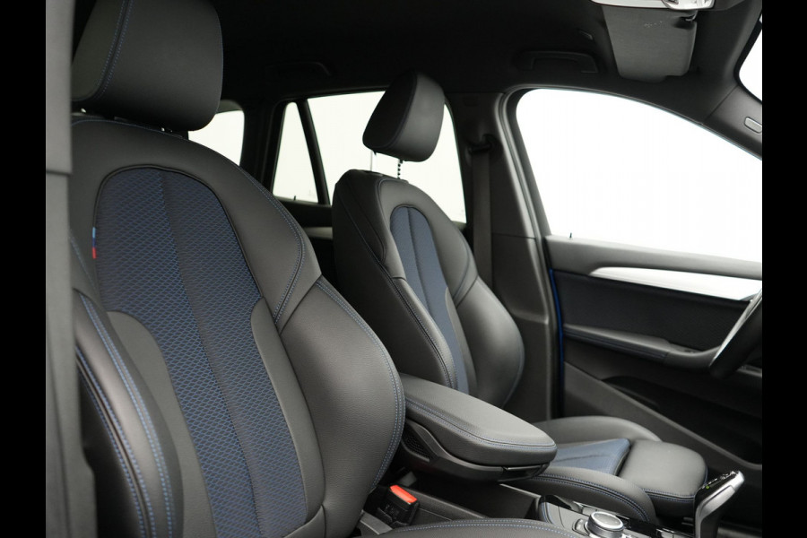 BMW X1 sDrive20i M Sport 192pk Misano Blauw Metallic | Trekhaak Afn. | Sportstoelen Verwarmd | Navi Pro | Sfeerverlichting | Apple Carplay | Camera | LED Koplampen | 18"L.M | M Sportstuur | Cruise Control |