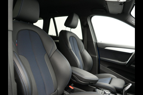BMW X1 sDrive20i M Sport 192pk Misano Blauw Metallic | Trekhaak Afn. | Sportstoelen Verwarmd | Navi Pro | Sfeerverlichting | Apple Carplay | Camera | LED Koplampen | 18"L.M | M Sportstuur | Cruise Control |