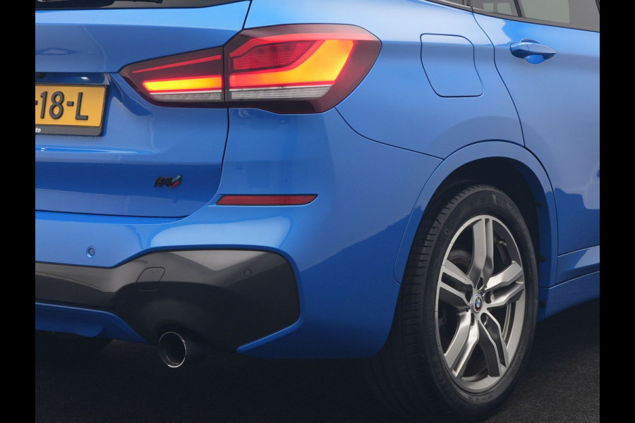 BMW X1 sDrive20i M Sport 192pk Misano Blauw Metallic | Trekhaak Afn. | Sportstoelen Verwarmd | Navi Pro | Sfeerverlichting | Apple Carplay | Camera | LED Koplampen | 18"L.M | M Sportstuur | Cruise Control |