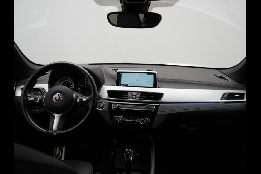 BMW X1 sDrive20i M Sport 192pk Misano Blauw Metallic | Trekhaak Afn. | Sportstoelen Verwarmd | Navi Pro | Sfeerverlichting | Apple Carplay | Camera | LED Koplampen | 18"L.M | M Sportstuur | Cruise Control |