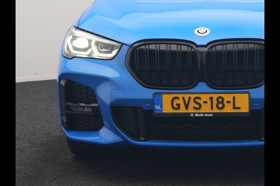 BMW X1 sDrive20i M Sport 192pk Misano Blauw Metallic | Trekhaak Afn. | Sportstoelen Verwarmd | Navi Pro | Sfeerverlichting | Apple Carplay | Camera | LED Koplampen | 18"L.M | M Sportstuur | Cruise Control |