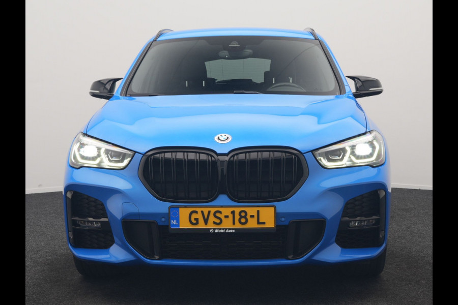 BMW X1 sDrive20i M Sport 192pk Misano Blauw Metallic | Trekhaak Afn. | Sportstoelen Verwarmd | Navi Pro | Sfeerverlichting | Apple Carplay | Camera | LED Koplampen | 18"L.M | M Sportstuur | Cruise Control |