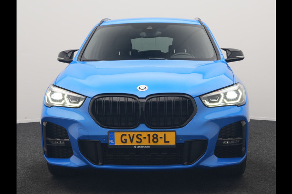 BMW X1 sDrive20i M Sport 192pk Misano Blauw Metallic | Trekhaak Afn. | Sportstoelen Verwarmd | Navi Pro | Sfeerverlichting | Apple Carplay | Camera | LED Koplampen | 18"L.M | M Sportstuur | Cruise Control |