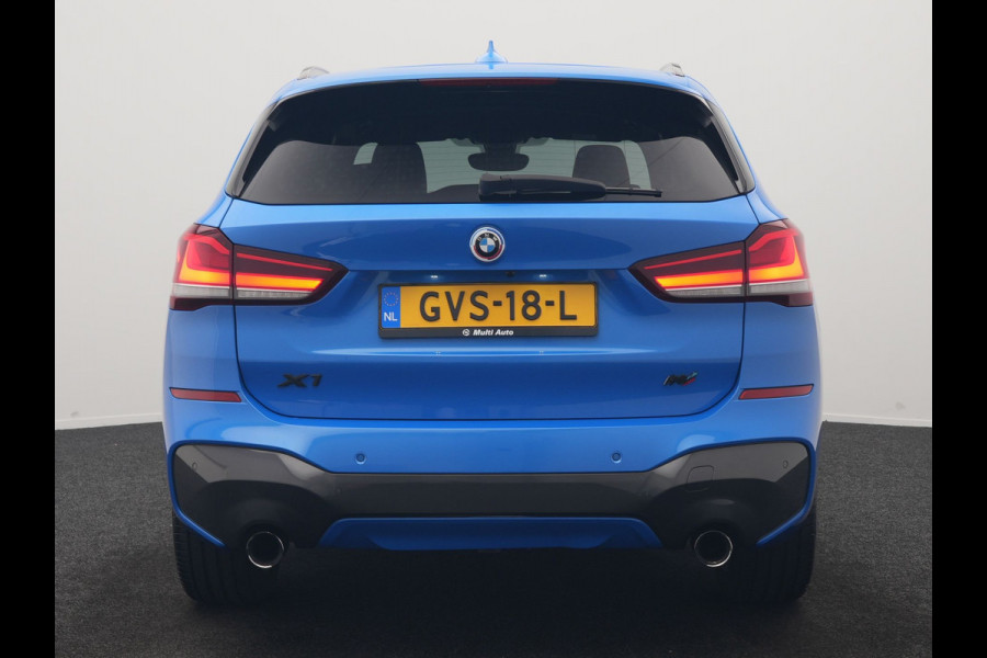 BMW X1 sDrive20i M Sport 192pk Misano Blauw Metallic | Trekhaak Afn. | Sportstoelen Verwarmd | Navi Pro | Sfeerverlichting | Apple Carplay | Camera | LED Koplampen | 18"L.M | M Sportstuur | Cruise Control |