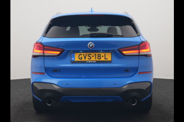 BMW X1 sDrive20i M Sport 192pk Misano Blauw Metallic | Trekhaak Afn. | Sportstoelen Verwarmd | Navi Pro | Sfeerverlichting | Apple Carplay | Camera | LED Koplampen | 18"L.M | M Sportstuur | Cruise Control |