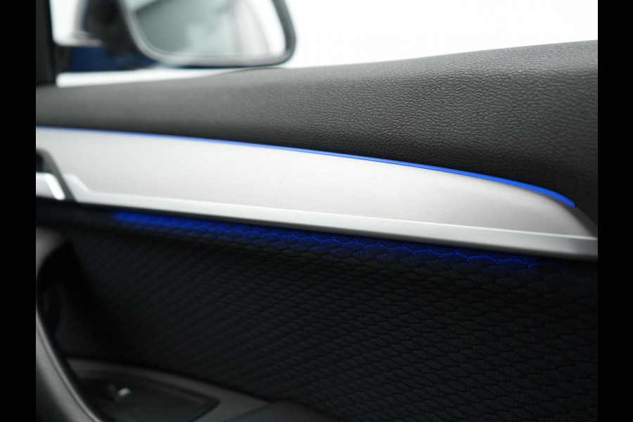BMW X1 sDrive20i M Sport 192pk Misano Blauw Metallic | Trekhaak Afn. | Sportstoelen Verwarmd | Navi Pro | Sfeerverlichting | Apple Carplay | Camera | LED Koplampen | 18"L.M | M Sportstuur | Cruise Control |