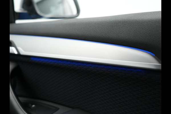 BMW X1 sDrive20i M Sport 192pk Misano Blauw Metallic | Trekhaak Afn. | Sportstoelen Verwarmd | Navi Pro | Sfeerverlichting | Apple Carplay | Camera | LED Koplampen | 18"L.M | M Sportstuur | Cruise Control |