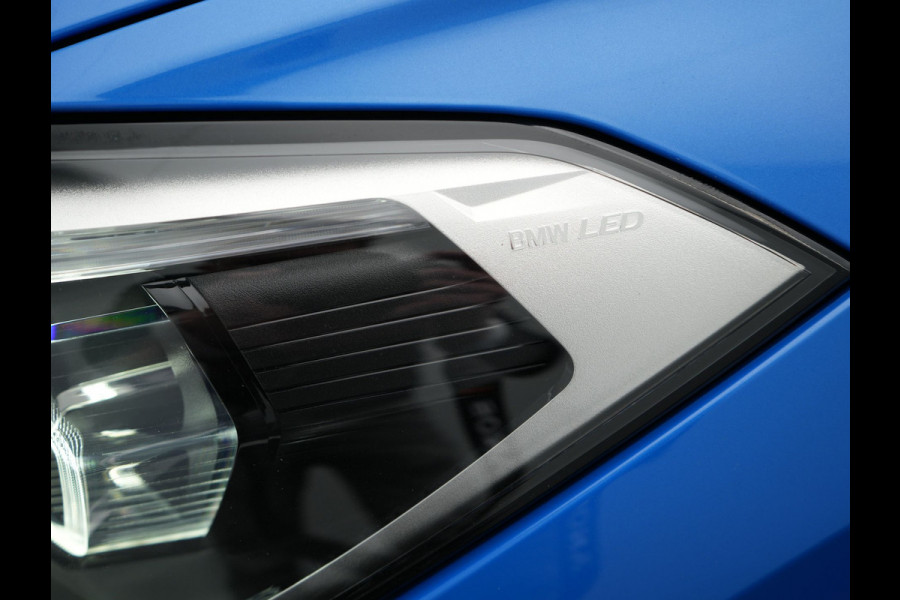 BMW X1 sDrive20i M Sport 192pk Misano Blauw Metallic | Trekhaak Afn. | Sportstoelen Verwarmd | Navi Pro | Sfeerverlichting | Apple Carplay | Camera | LED Koplampen | 18"L.M | M Sportstuur | Cruise Control |