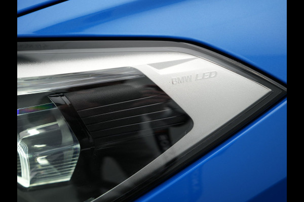 BMW X1 sDrive20i M Sport 192pk Misano Blauw Metallic | Trekhaak Afn. | Sportstoelen Verwarmd | Navi Pro | Sfeerverlichting | Apple Carplay | Camera | LED Koplampen | 18"L.M | M Sportstuur | Cruise Control |