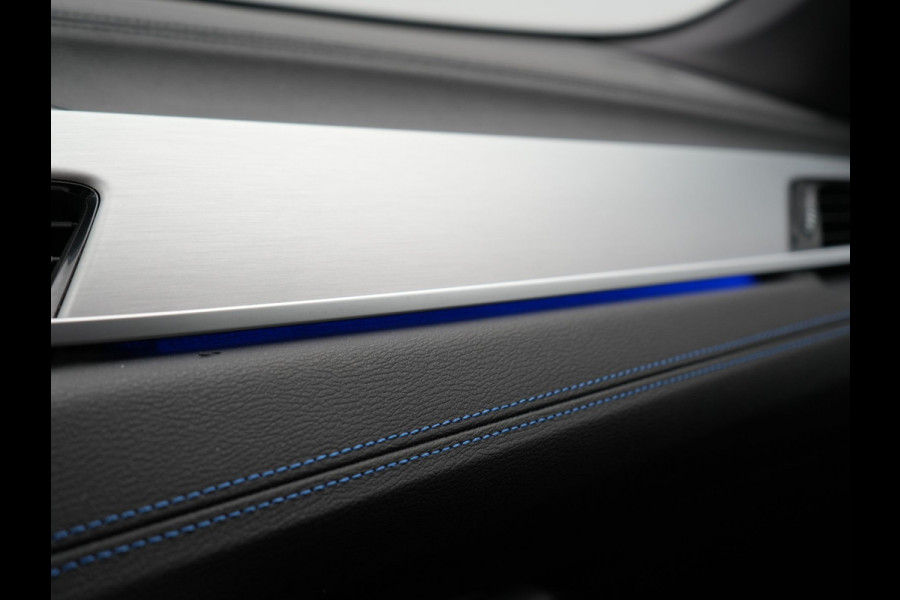 BMW X1 sDrive20i M Sport 192pk Misano Blauw Metallic | Trekhaak Afn. | Sportstoelen Verwarmd | Navi Pro | Sfeerverlichting | Apple Carplay | Camera | LED Koplampen | 18"L.M | M Sportstuur | Cruise Control |
