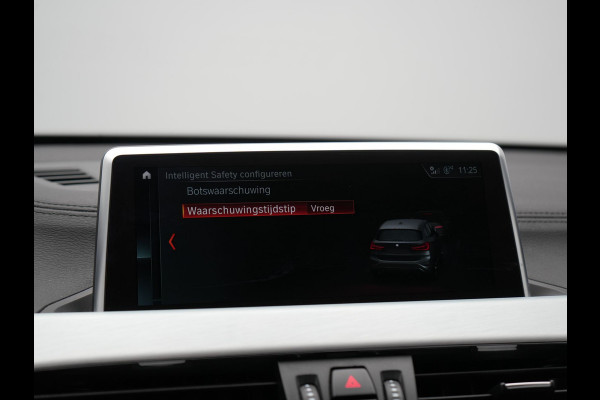 BMW X1 sDrive20i M Sport 192pk Misano Blauw Metallic | Trekhaak Afn. | Sportstoelen Verwarmd | Navi Pro | Sfeerverlichting | Apple Carplay | Camera | LED Koplampen | 18"L.M | M Sportstuur | Cruise Control |
