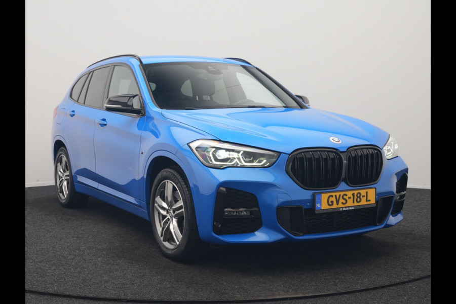 BMW X1 sDrive20i M Sport 192pk Misano Blauw Metallic | Trekhaak Afn. | Sportstoelen Verwarmd | Navi Pro | Sfeerverlichting | Apple Carplay | Camera | LED Koplampen | 18"L.M | M Sportstuur | Cruise Control |