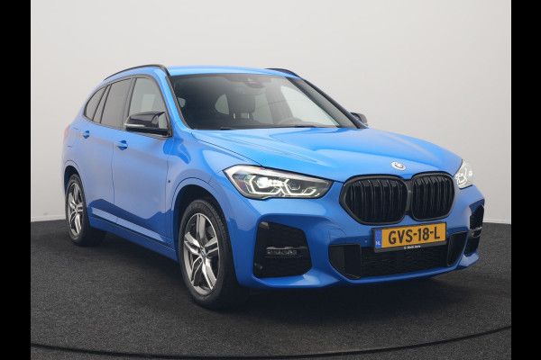 BMW X1 sDrive20i M Sport 192pk Misano Blauw Metallic | Trekhaak Afn. | Sportstoelen Verwarmd | Navi Pro | Sfeerverlichting | Apple Carplay | Camera | LED Koplampen | 18"L.M | M Sportstuur | Cruise Control |