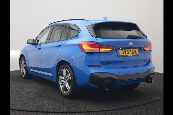 BMW X1 sDrive20i M Sport 192pk Misano Blauw Metallic | Trekhaak Afn. | Sportstoelen Verwarmd | Navi Pro | Sfeerverlichting | Apple Carplay | Camera | LED Koplampen | 18"L.M | M Sportstuur | Cruise Control |