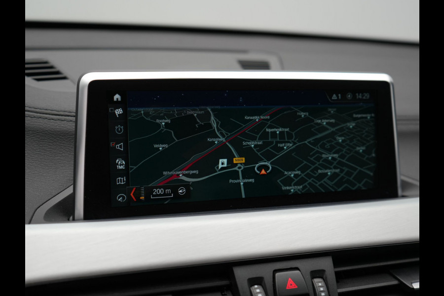 BMW X1 sDrive20i M Sport 192pk Misano Blauw Metallic | Trekhaak Afn. | Sportstoelen Verwarmd | Navi Pro | Sfeerverlichting | Apple Carplay | Camera | LED Koplampen | 18"L.M | M Sportstuur | Cruise Control |