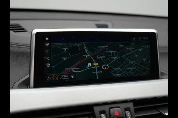 BMW X1 sDrive20i M Sport 192pk Misano Blauw Metallic | Trekhaak Afn. | Sportstoelen Verwarmd | Navi Pro | Sfeerverlichting | Apple Carplay | Camera | LED Koplampen | 18"L.M | M Sportstuur | Cruise Control |