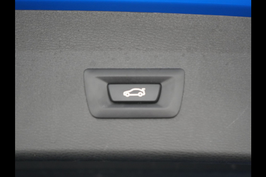 BMW X1 sDrive20i M Sport 192pk Misano Blauw Metallic | Trekhaak Afn. | Sportstoelen Verwarmd | Navi Pro | Sfeerverlichting | Apple Carplay | Camera | LED Koplampen | 18"L.M | M Sportstuur | Cruise Control |