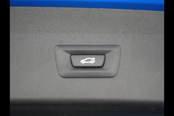 BMW X1 sDrive20i M Sport 192pk Misano Blauw Metallic | Trekhaak Afn. | Sportstoelen Verwarmd | Navi Pro | Sfeerverlichting | Apple Carplay | Camera | LED Koplampen | 18"L.M | M Sportstuur | Cruise Control |