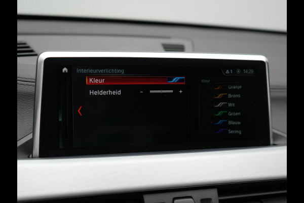 BMW X1 sDrive20i M Sport 192pk Misano Blauw Metallic | Trekhaak Afn. | Sportstoelen Verwarmd | Navi Pro | Sfeerverlichting | Apple Carplay | Camera | LED Koplampen | 18"L.M | M Sportstuur | Cruise Control |