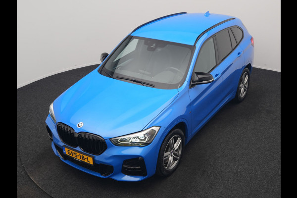 BMW X1 sDrive20i M Sport 192pk Misano Blauw Metallic | Trekhaak Afn. | Sportstoelen Verwarmd | Navi Pro | Sfeerverlichting | Apple Carplay | Camera | LED Koplampen | 18"L.M | M Sportstuur | Cruise Control |