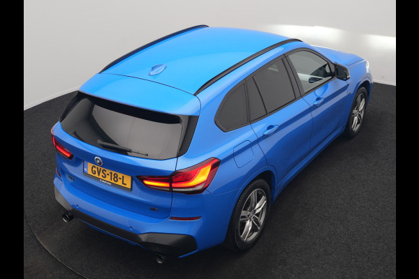 BMW X1 sDrive20i M Sport 192pk Misano Blauw Metallic | Trekhaak Afn. | Sportstoelen Verwarmd | Navi Pro | Sfeerverlichting | Apple Carplay | Camera | LED Koplampen | 18"L.M | M Sportstuur | Cruise Control |