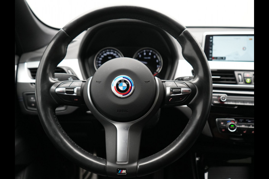 BMW X1 sDrive20i M Sport 192pk Misano Blauw Metallic | Trekhaak Afn. | Sportstoelen Verwarmd | Navi Pro | Sfeerverlichting | Apple Carplay | Camera | LED Koplampen | 18"L.M | M Sportstuur | Cruise Control |