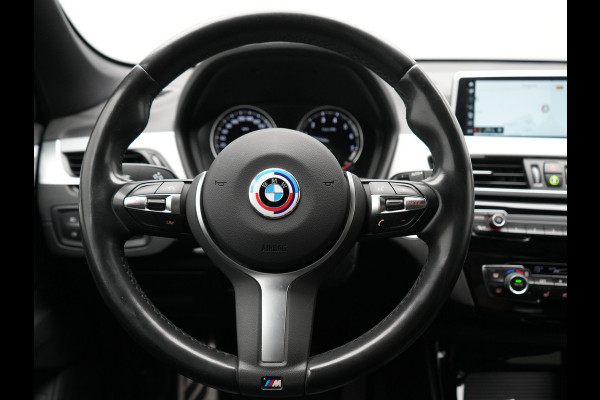 BMW X1 sDrive20i M Sport 192pk Misano Blauw Metallic | Trekhaak Afn. | Sportstoelen Verwarmd | Navi Pro | Sfeerverlichting | Apple Carplay | Camera | LED Koplampen | 18"L.M | M Sportstuur | Cruise Control |