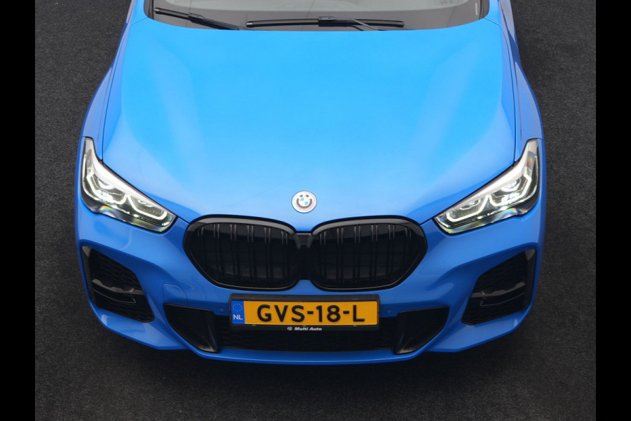 BMW X1 sDrive20i M Sport 192pk Misano Blauw Metallic | Trekhaak Afn. | Sportstoelen Verwarmd | Navi Pro | Sfeerverlichting | Apple Carplay | Camera | LED Koplampen | 18"L.M | M Sportstuur | Cruise Control |