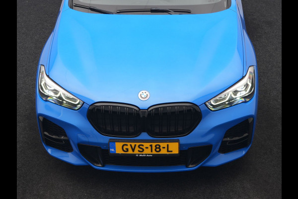 BMW X1 sDrive20i M Sport 192pk Misano Blauw Metallic | Trekhaak Afn. | Sportstoelen Verwarmd | Navi Pro | Sfeerverlichting | Apple Carplay | Camera | LED Koplampen | 18"L.M | M Sportstuur | Cruise Control |