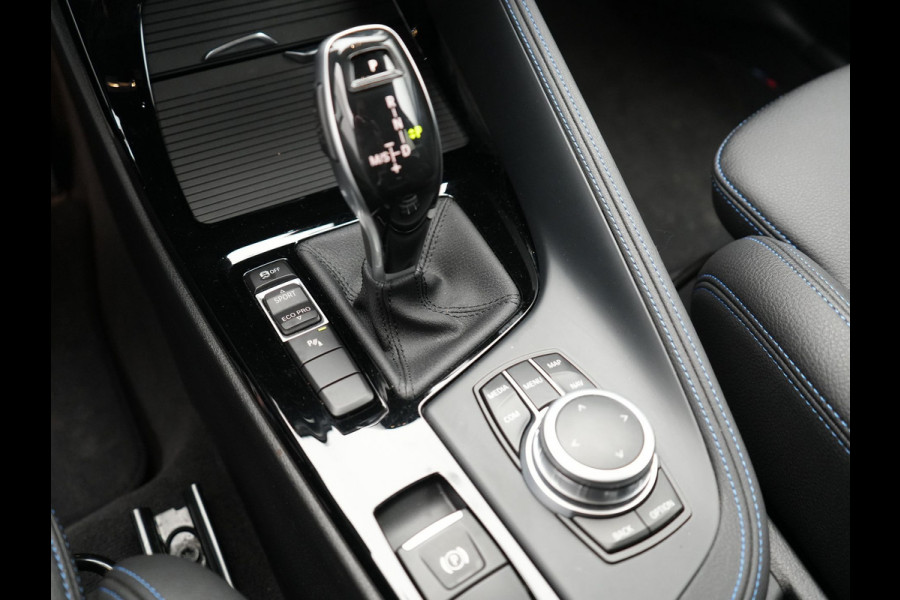 BMW X1 sDrive20i M Sport 192pk Misano Blauw Metallic | Trekhaak Afn. | Sportstoelen Verwarmd | Navi Pro | Sfeerverlichting | Apple Carplay | Camera | LED Koplampen | 18"L.M | M Sportstuur | Cruise Control |
