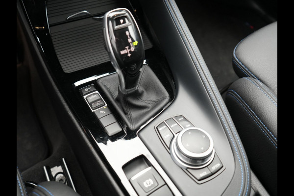 BMW X1 sDrive20i M Sport 192pk Misano Blauw Metallic | Trekhaak Afn. | Sportstoelen Verwarmd | Navi Pro | Sfeerverlichting | Apple Carplay | Camera | LED Koplampen | 18"L.M | M Sportstuur | Cruise Control |