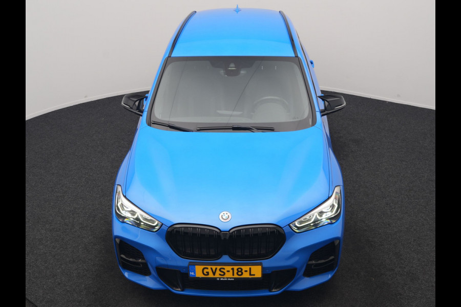 BMW X1 sDrive20i M Sport 192pk Misano Blauw Metallic | Trekhaak Afn. | Sportstoelen Verwarmd | Navi Pro | Sfeerverlichting | Apple Carplay | Camera | LED Koplampen | 18"L.M | M Sportstuur | Cruise Control |