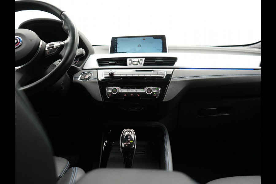 BMW X1 sDrive20i M Sport 192pk Misano Blauw Metallic | Trekhaak Afn. | Sportstoelen Verwarmd | Navi Pro | Sfeerverlichting | Apple Carplay | Camera | LED Koplampen | 18"L.M | M Sportstuur | Cruise Control |