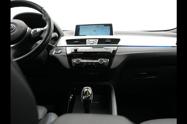 BMW X1 sDrive20i M Sport 192pk Misano Blauw Metallic | Trekhaak Afn. | Sportstoelen Verwarmd | Navi Pro | Sfeerverlichting | Apple Carplay | Camera | LED Koplampen | 18"L.M | M Sportstuur | Cruise Control |