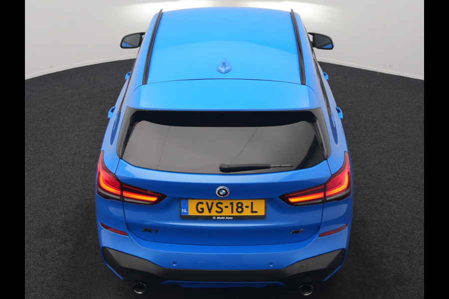BMW X1 sDrive20i M Sport 192pk Misano Blauw Metallic | Trekhaak Afn. | Sportstoelen Verwarmd | Navi Pro | Sfeerverlichting | Apple Carplay | Camera | LED Koplampen | 18"L.M | M Sportstuur | Cruise Control |