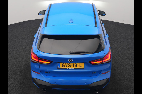 BMW X1 sDrive20i M Sport 192pk Misano Blauw Metallic | Trekhaak Afn. | Sportstoelen Verwarmd | Navi Pro | Sfeerverlichting | Apple Carplay | Camera | LED Koplampen | 18"L.M | M Sportstuur | Cruise Control |